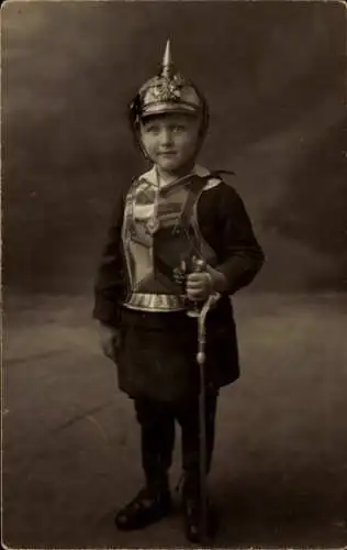 Foto Ak Kleiner Junge in Uniform, Brustschild, Pickelhaube, Franz