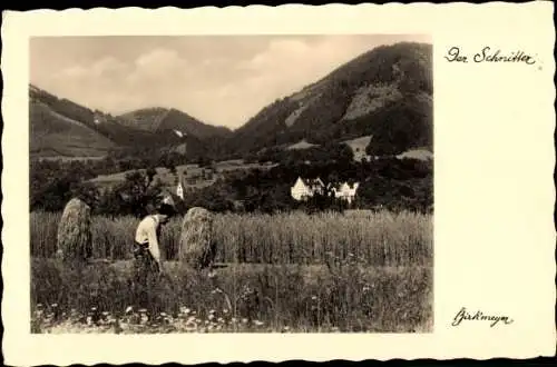 Ak Brannenburg in Oberbayern, Ein Schnitter mäht mit der Sense Getreide. Im Hintergrund sind B...