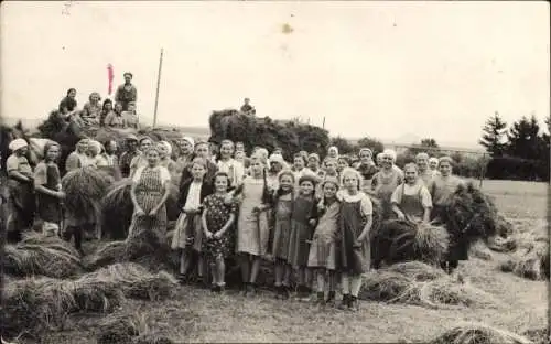 Foto Ak Heuernte, Gruppenbild