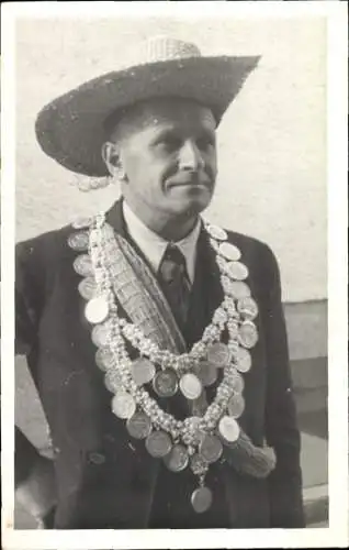 Ak älterer Mann mit vielen Schützenmedaillien, Hut