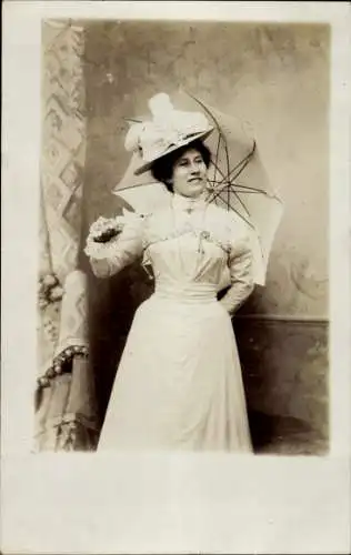 Foto Ak Lächelnde Frau, Porträt, Weißes Kleid, Sonnenschirm