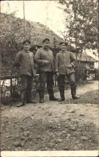 Ak Schirmeck Elsass Bas Rhin, Drei Soldaten vor einem Haus.