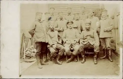 Ak Straßburg Elsass Bas Rhin, Auf der Vorderseite der Postkarte sieht man eine Gruppe von Sold...