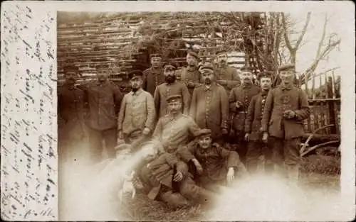 Ak Blauen Badenweiler im Schwarzwald, Hochblauen, Männer in Uniformen stehen vor einem Zaun.