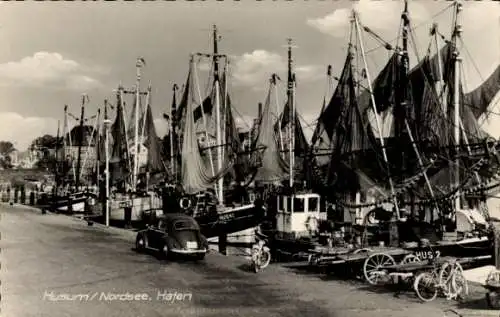 Ak Husum in Nordfriesland, Hafen mit Schiffen, Autos und Fahrrädern