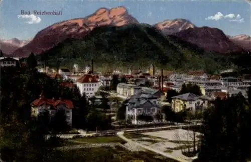 Ak Bad Reichenhall in Oberbayern, Blick auf Bad Reichenhall mit Predigtstuhl, dahinter der Hoc...