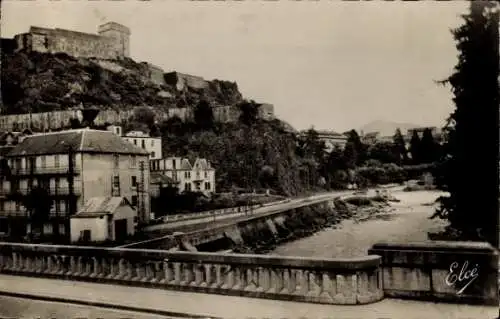 Ak Lourdes Hautes Pyrénées, Auf der Vorderseite ist ein Foto einer Stadt mit einem Fluss und e...