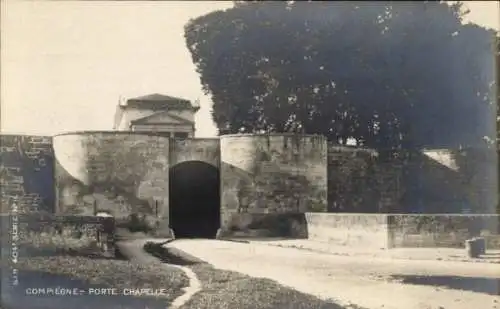 Ak Compiègne Oise, Schwarz-weiß Foto des Porte Chapelle in  einer Stadt in Frankreich.