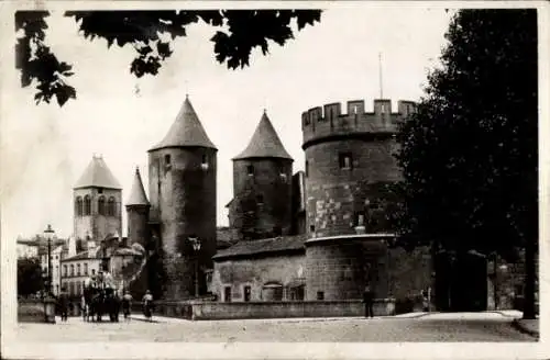 Ak Metz Moselle, Schwarz-weiß Foto einer Stadtansicht von Metz mit drei Türmen, davor ein Baum...