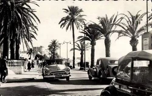 Ak Cannes Alpes Maritimes, Promenade de la Croisette in Cannes mit Palmen, Autos und Menschen