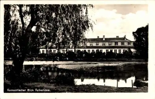 Ak Falkensee Havelland, Romanticher Blick  ein großes Haus im Tudorstil am Seeufer, umgeben vo...