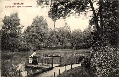 Ak Bochum im Ruhrgebiet, Partie aus dem Stadtpark, Teich, zwei Personen, Bäume