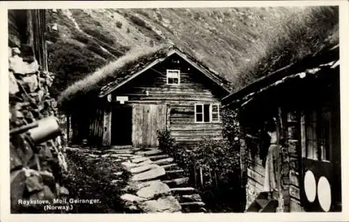 Ak Geiranger Norwegen, Mollgarden, Eingang zu einer Holzhütte am Berg