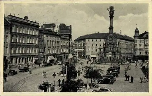 Ak Olomouc Olmütz Stadt, Straßenansicht mit Blick auf die Dreifaltigkeitssäule