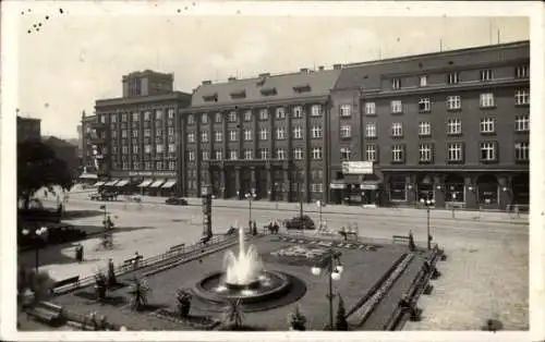 Ak Moravská Ostrava Mährisch Ostrau Region Mährisch Schlesien,  Bahnhofstraße, Brunnen mit Spr...