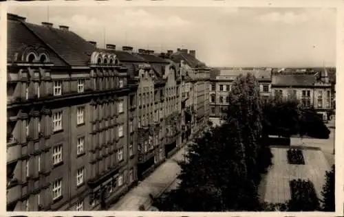 Ak Pardubice Pardubitz Stadt, Blick auf eine Straße in Pardubitz mit Gebäuden und Bäumen