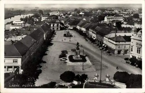 Ak Lazne Poděbrady Podiebrad Mittelböhmen, Straßenpartie, Denkmal, Häuser