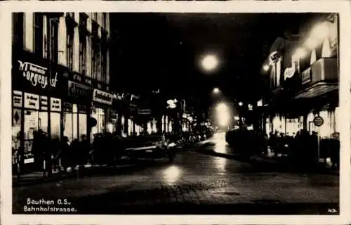 Ak Bytom Beuthen Oberschlesien, Nachtansicht von Bahnhofstraße, beleuchtet, Stadtbilder, Perso...