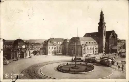 Ak Luxembourg, Straßenbahn fährt um Rondel am Bahnhof vorbei