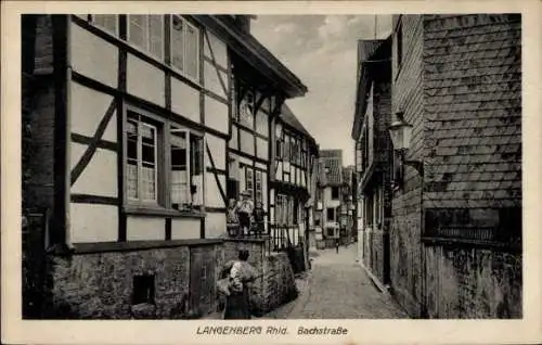 Ak Langenberg Gera in Thüringen, Fachwerkhäuser, enge Straße, historische Architektur