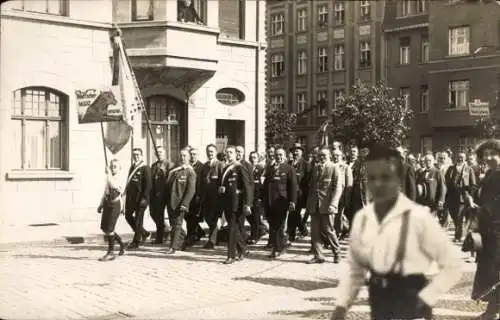 Ak Rathenow im Havelland, Gruppierung von Männern mit Fahnen, historische Umgebung, eine Parade