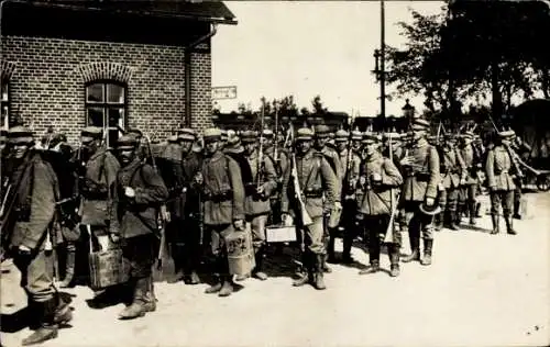 Foto Ak Truppenübungsplatz Munsterlager, Soldaten mit Gewehren, Gepäck, Ausmarsch 1915