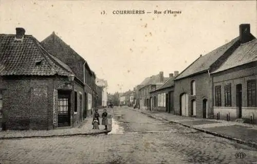 Ak Courrières Pas de Calais, Rue d'Harnes, zwei Kinder auf der Straße, Ziegelhäuser