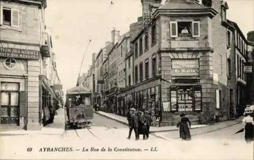 Ak Avranches Manche, Rue de la Constitution, Straßenbahn, Geschäfte