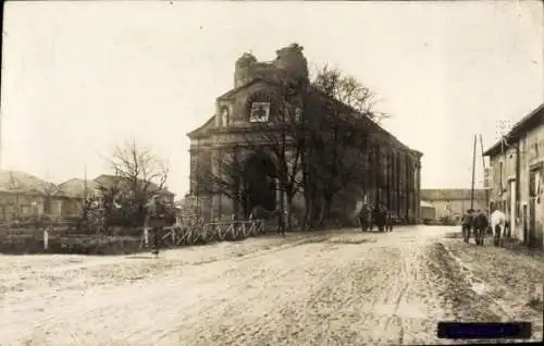 Foto Ak Mangiennes Meuse, Lazarett in der Ruine der Kirche, Kriegszerstörung I. WK