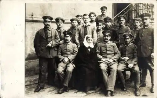 Foto Ak Nowawes Babelsberg Potsdam, Gruppenbild deutscher Soldaten, Hilfspersonal