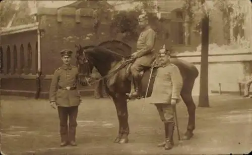 Foto Ak Deutsche Soldaten in Uniform, Pickelhaube, Reiter