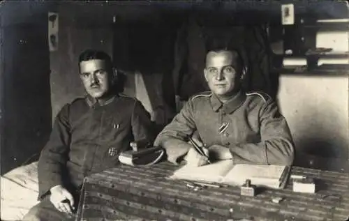 Foto Ak Deutsche Soldaten in Uniform, Schreibtisch