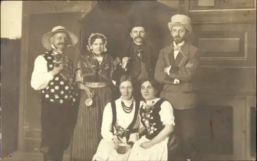 Foto Ak Noble Männer, Frauen in Volkstrachten, Gruppenfoto