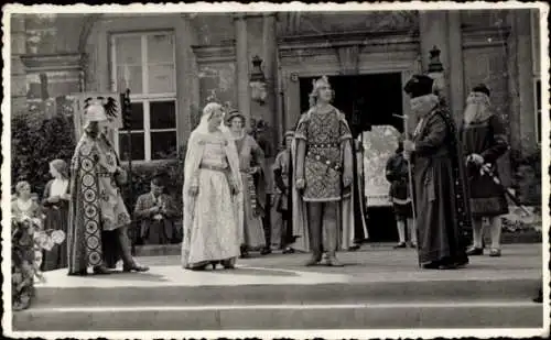 Foto Ak Personen in historischen Kostümen auf einer Bühne