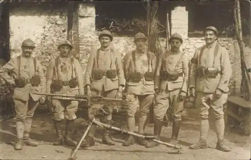 Foto Ak Französische Soldaten in Uniformen, Gruppenfoto, Maschinengewehr