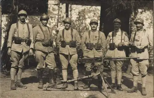 Foto Ak Französische Soldaten in Uniformen, Gruppenfoto, Maschinengewehr