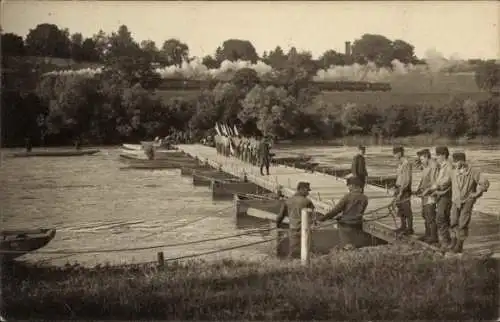 Ak Pontoniere beim Pontonbrückenbau, Kaiserzeit, Soldatenleben