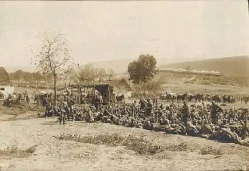 Foto Ak Soldaten auf der Wiese