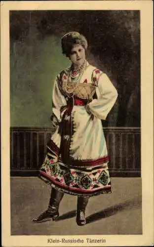 Ak Klein-Russische Tänzerin in Tracht