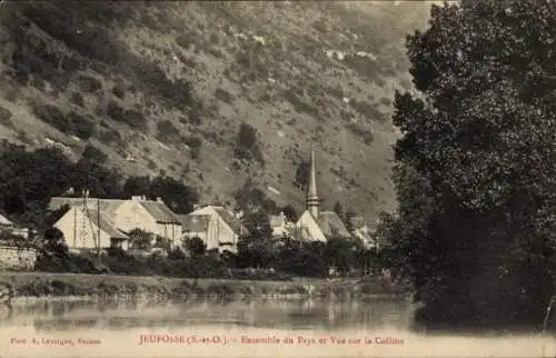 Ak Jeufosse Yvelines, Schwarz-weiß Foto von Jeufosse mit Fluss, Bäumen, Häusern und einer Kirche.