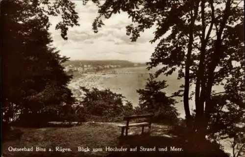 Ak Binz auf Rügen, Blick vom Hochufer auf Strand und Meer