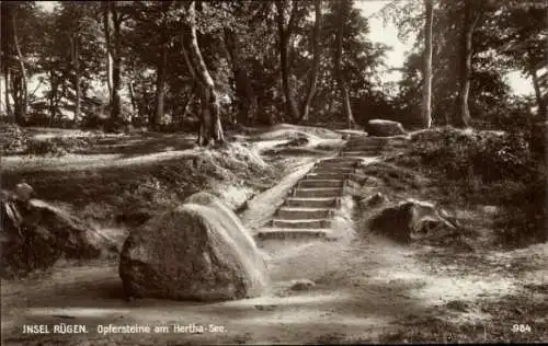 Ak Stubbenkammer Sassnitz auf Rügen, Opfersteine am Herthasee