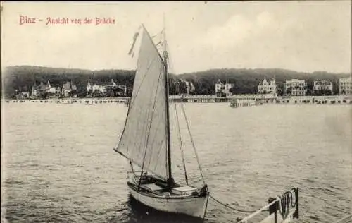 Ak Seebad Binz auf Rügen, Blick von der Brücke, Segelboot im Vordergrund