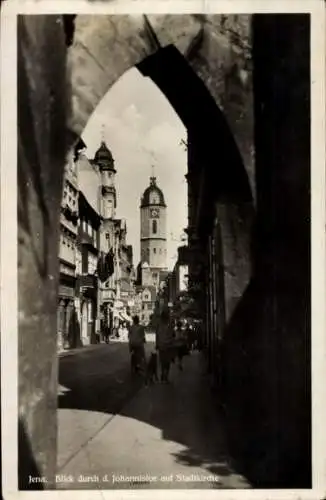 Ak Jena in Thüringen, Blick durch das Johannistor auf die Stadtkirche