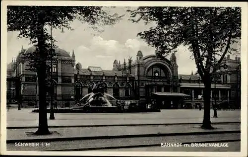 Ak Schwerin in Mecklenburg, Bahnhof mit Brunnenanlage