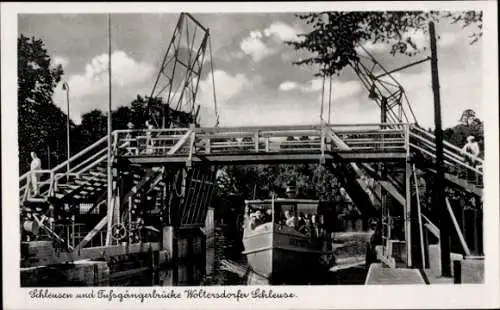 Ak Woltersdorf bei Berlin, Schleusen und Fußgängerbrücke 