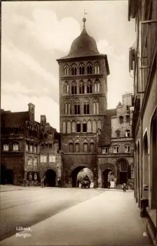 Ak Lübeck in Schleswig Holstein, Straßenpartie am Burgtor