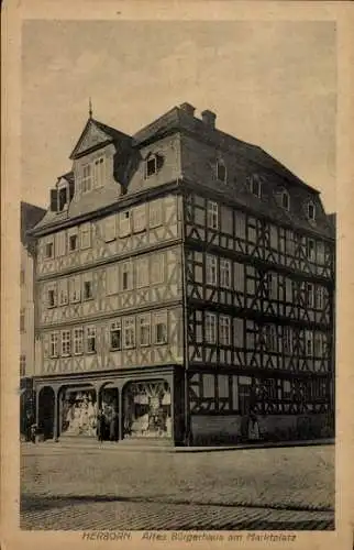 Ak Herborn in Hessen, Altes Bürgerhaus am Marktplatz