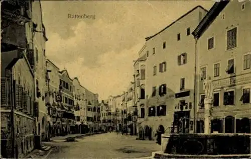 Ak Rattenberg in Tirol, Straßenpartie mit Brunnen