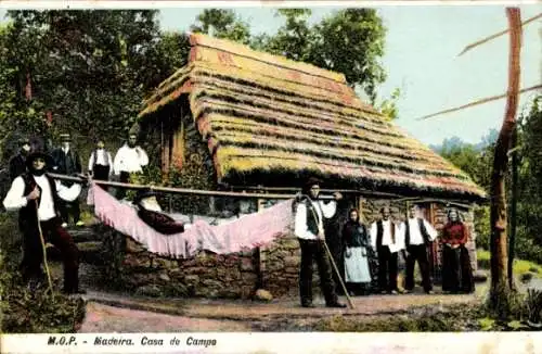 Ak Insel Madeira Portugal, Casa de Campo, Anwohner stehen vor einer Hütte